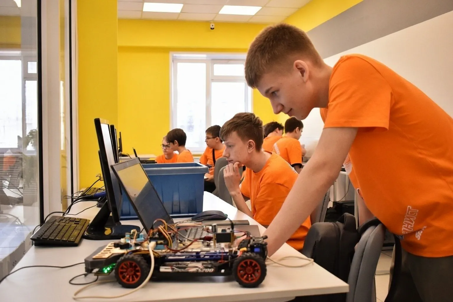 Бесплатное обучение в «IT-кубе»: программирование дронов и создание сайтов для школьников